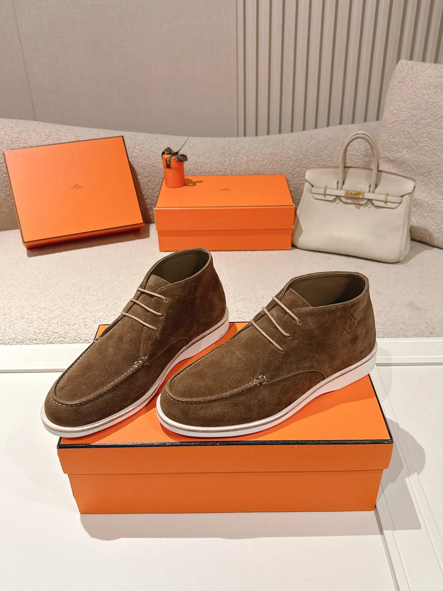 Men's Men's Shoes 660💰 Hermes men's size #26ss calfskin derby shoes, decorated with signature "H Diamant" details for a stylish and casual style. Fabric: Cow suede Lining: Mixed sheep lining Outsole: Genuine leather welt + original TPU Bottom thickness: 3CM Code number: 39-45 (customized at 46.47)